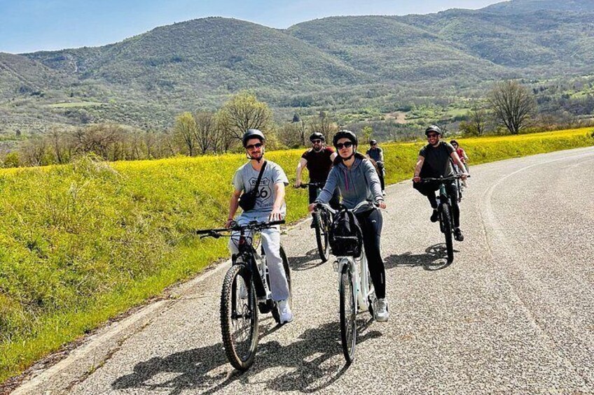 E-bike between towers and medieval villages at the foot of Sirente Abruzzo 3
