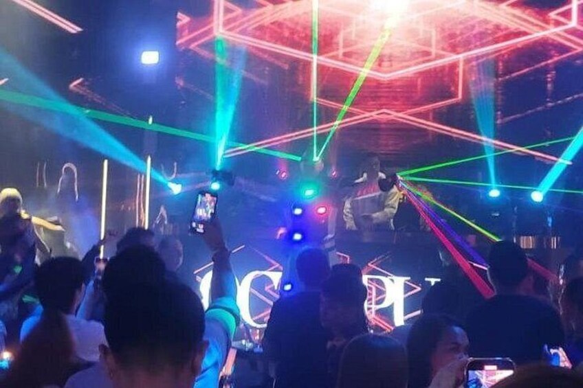 Makati : Pubcrawl Midget boxing rooftop music and gogo clubs 3
