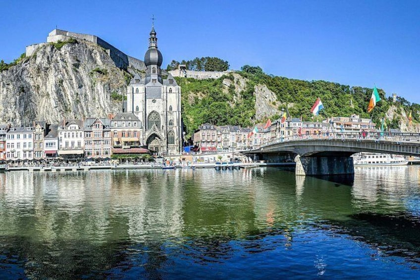 Une église historique, un pont et une rivière dont l’eau reflète les environs. 1