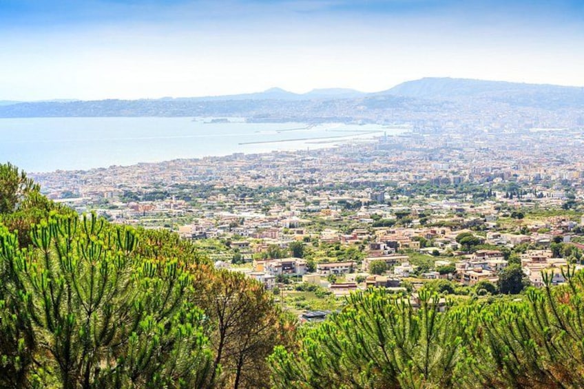 Un paisaje costero con vistas al mar y montañas a lo lejos. 2