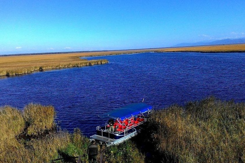 Un bote en un río tranquilo con cielo despejado. 5