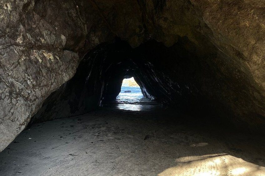 L'entrée d'une grotte offrant une vue sur l'océan. 3