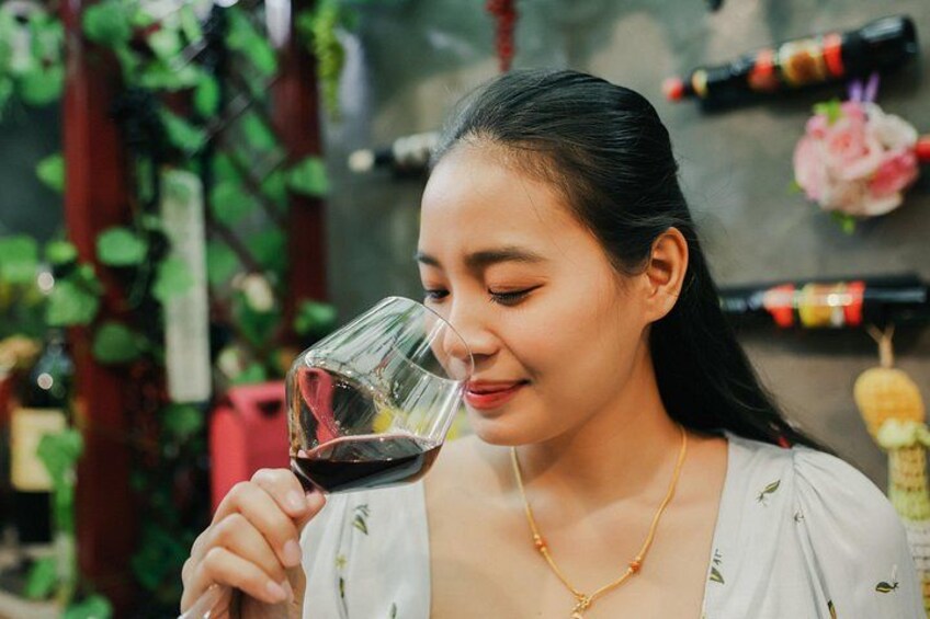 Une personne tenant un verre de vin. 2
