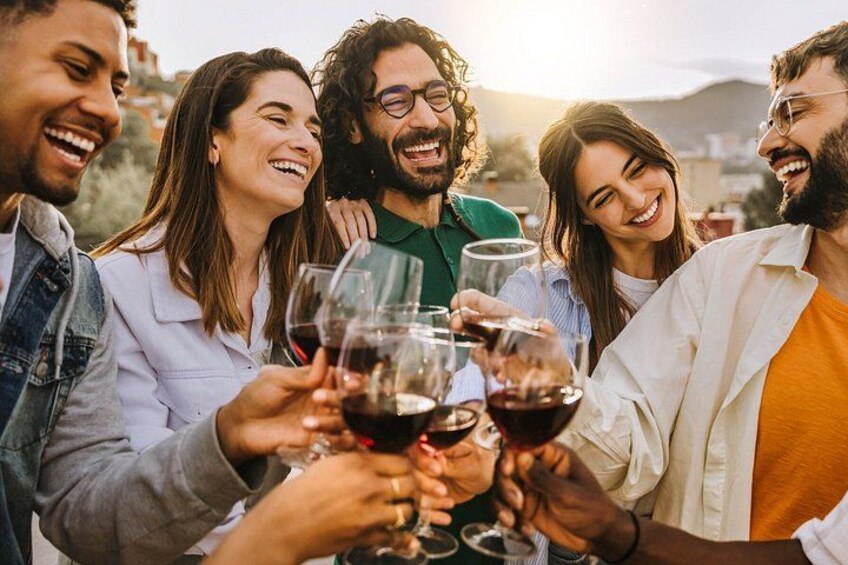 Un groupe de personnes trinquant avec des verres de vin. 5