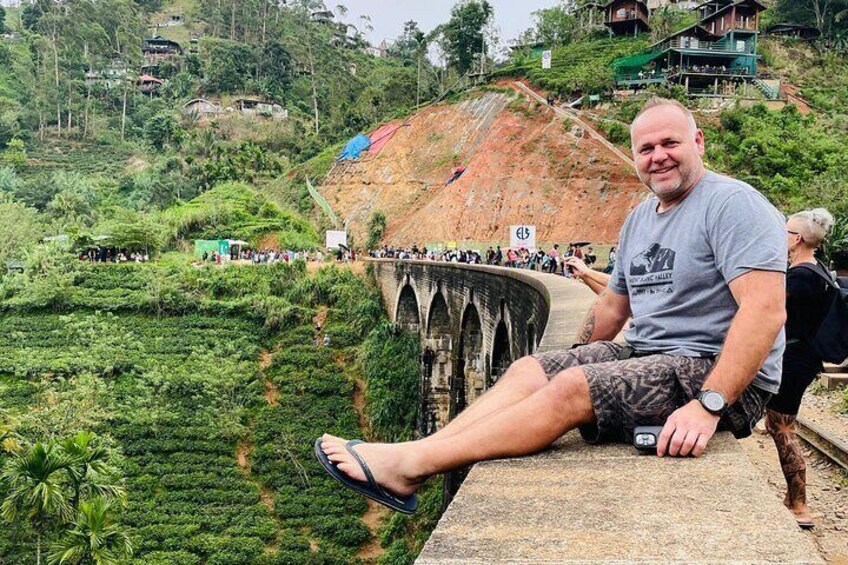 Sri Lanka’s Nine Arch Bridge is an architecturally stunning stone bridge located in the lush hill country of Ella.
Local builder P. K. Appuhami is credited with the construction under British 1