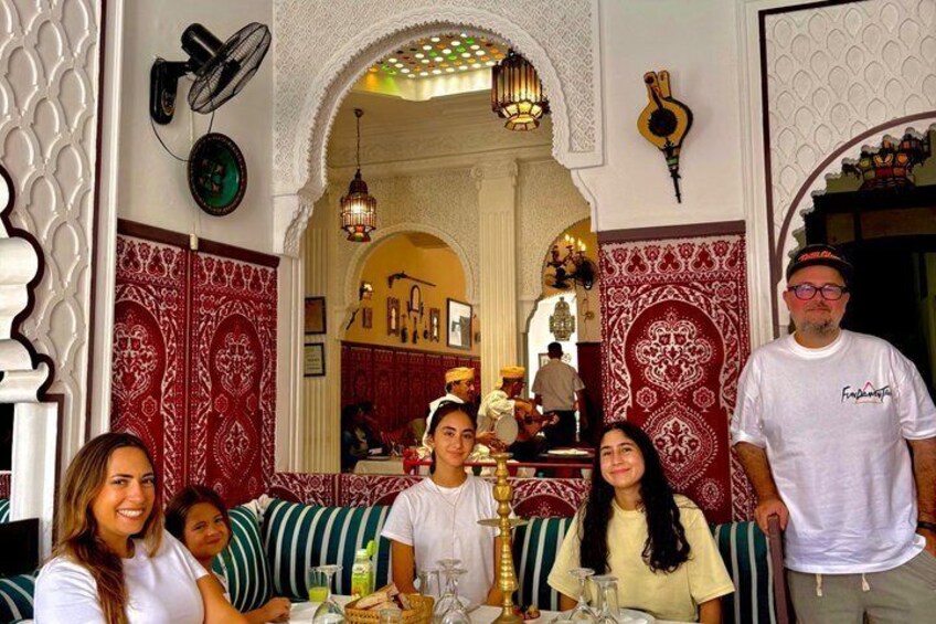 Un grupo de personas cenando en un restaurante con decoración tradicional. 5