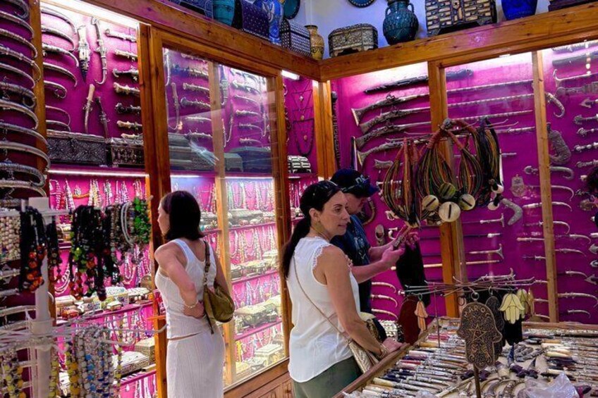 Una joyería con estantes llenos de collares y pulseras. 2