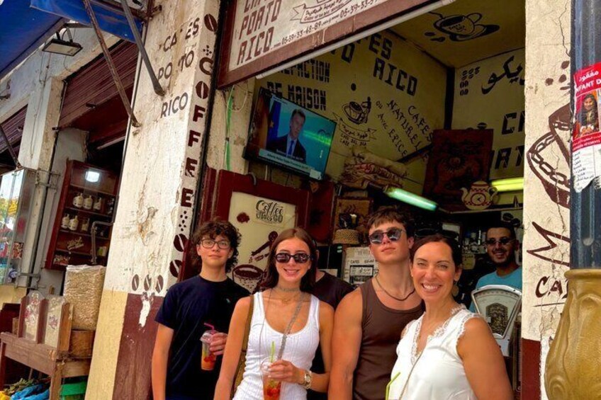 Una cafetería con fachada rústica, una pantalla de televisión y varias decoraciones. 3