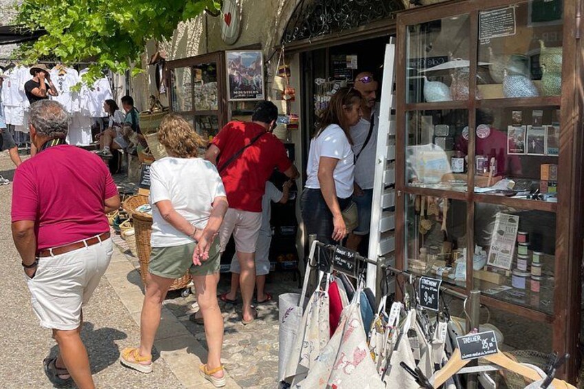 Un mercado callejero con gente mirando y comprando. 2