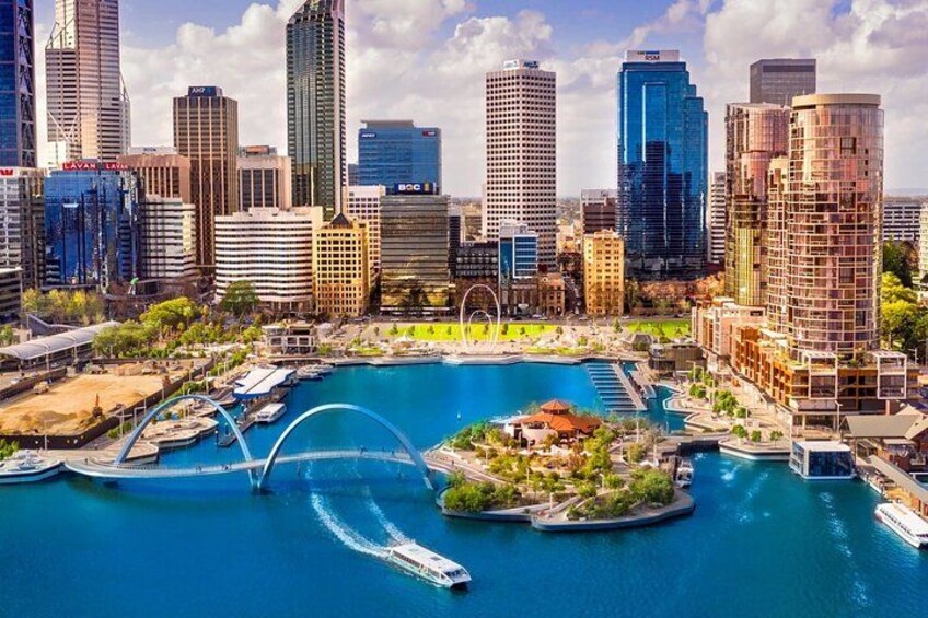 Un paisaje urbano con una extensa masa de agua, barcos y edificios modernos. 1