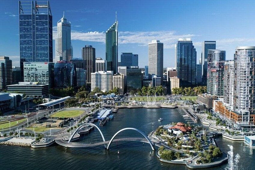 Un horizonte urbano con rascacielos modernos, un río y un puente. 4