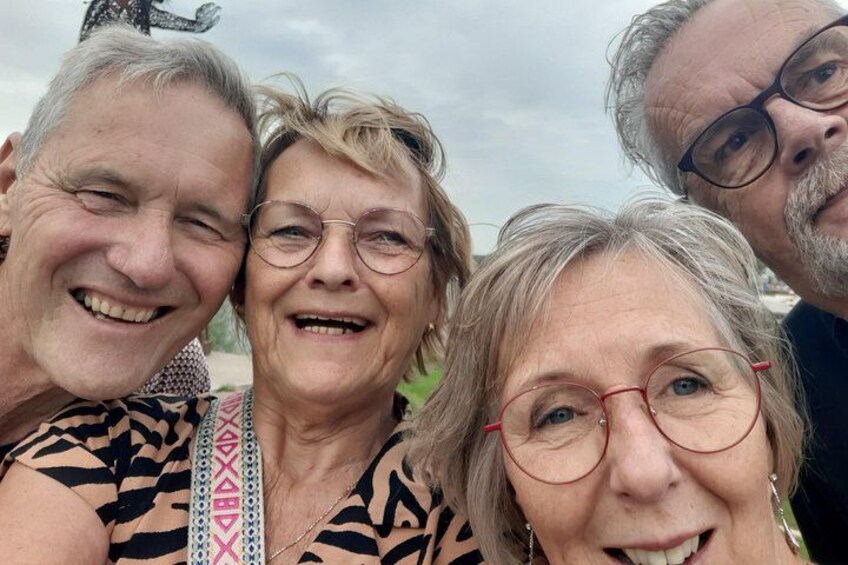 En gruppe mennesker udendørs, måske i en park eller ved et offentligt arrangement. 3