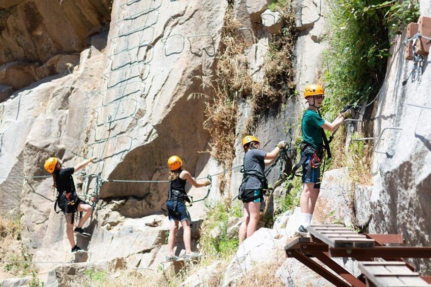 Persone impegnate nell'arrampicata sportiva, dotate di imbracature e caschi di sicurezza. 3