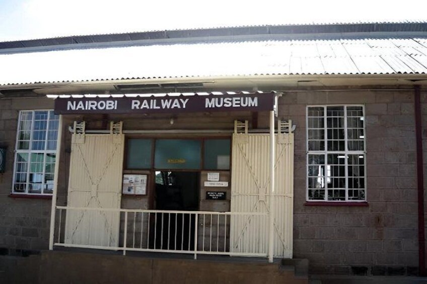 El edificio del Museo del Ferrocarril de Nairobi con un cartel sobre la entrada. 4