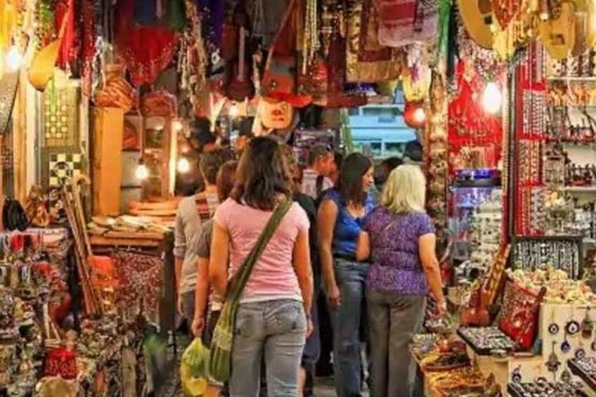 Mumbai Shopping Tour: Your Guide to Indian Traditional Shopping 1