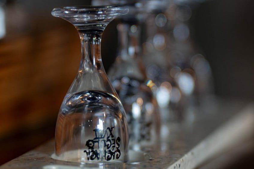 En række glasvaser med indgraveringer. 3