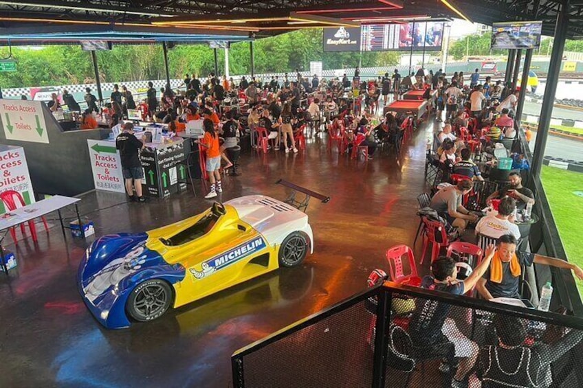 Une course automobile, avec une voiture de course jaune et bleue en premier plan. 5