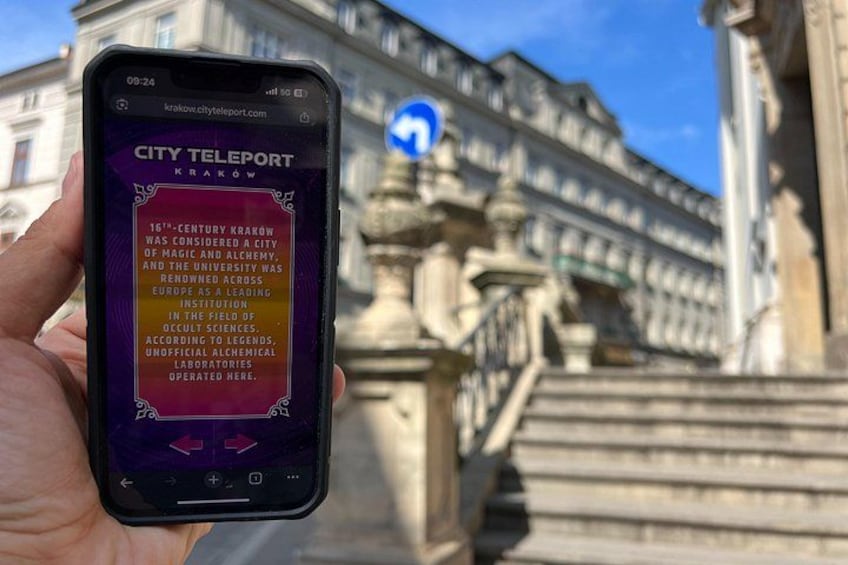 Una mano sosteniendo un teléfono inteligente que muestra un dato histórico sobre Cracovia. 4