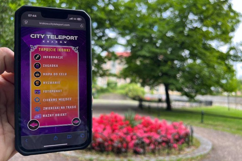 Un teléfono inteligente mostrando una aplicación de información turística con opciones como 'Información', 'Mapa', 'Clima' y 'Puntos de Interés'. 5