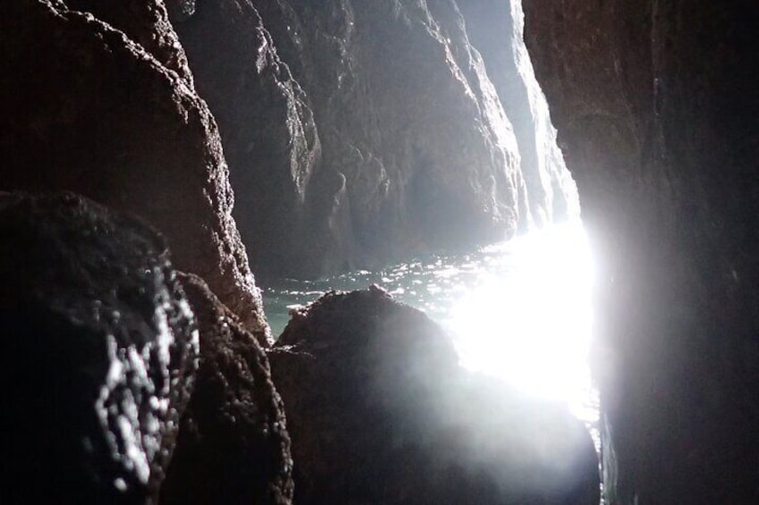 Eine felsige Küstenlinie, durch die Sonnenlicht scheint. 5