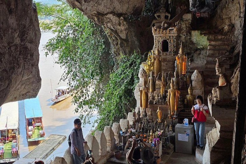 Una cueva con un santuario, un río y una barca. 2