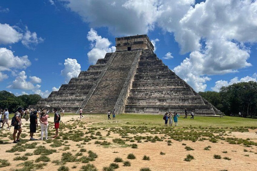 Een grote piramide met toeristen eromheen. 2