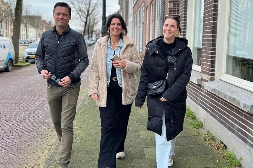 Tre personer går på fortovet. 3