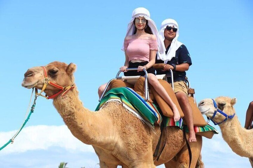 Due persone a cavallo di un cammello nel deserto. 5