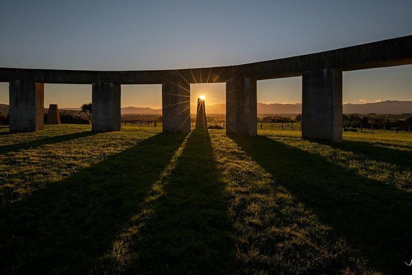 Un pont en béton avec un coucher de soleil en arrière-plan. 2