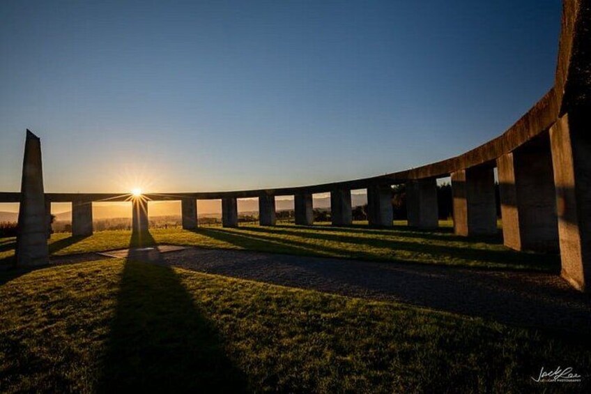 Un pont en béton avec un coucher de soleil en arrière-plan. 4