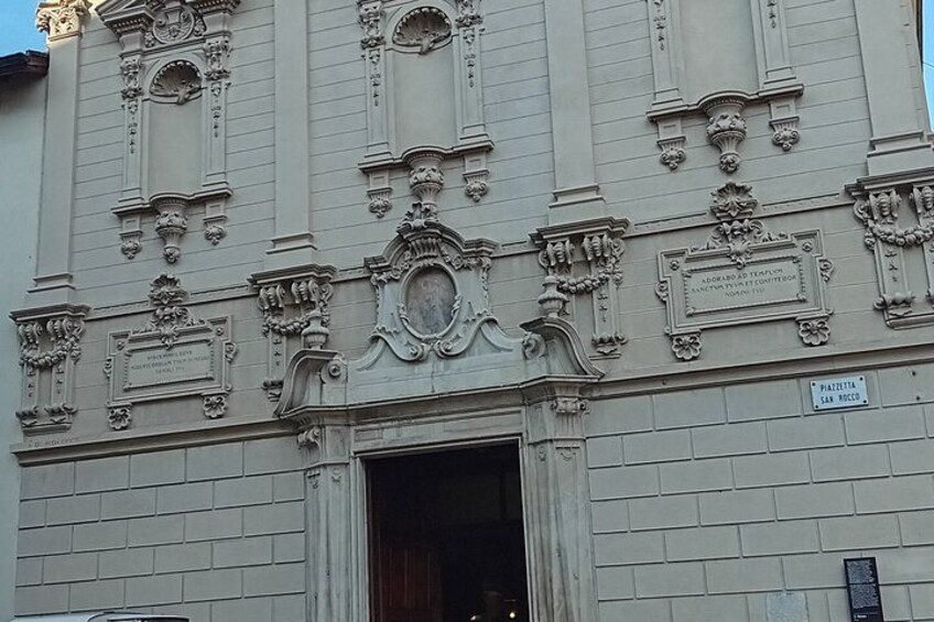 A building facade with ornate carvings and a sign indicating 'Piazza San Marco.' 5