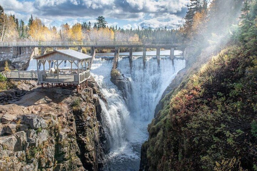 Une cascade, une plateforme d’observation en bois et un pont. 1