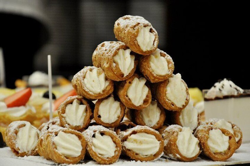 Een piramide van gevulde gebakjes, bestrooid met poedersuiker. 3