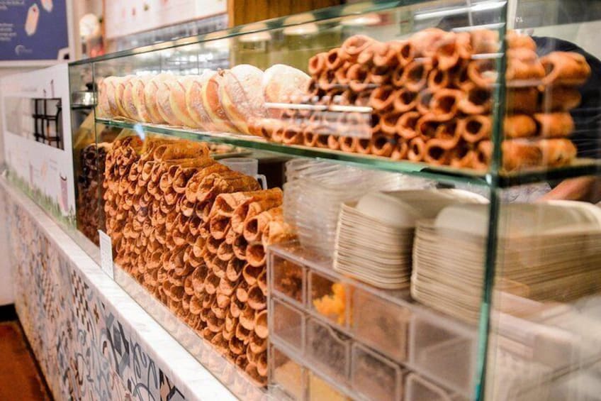 Een vitrine met verschillende gebakjes. 2