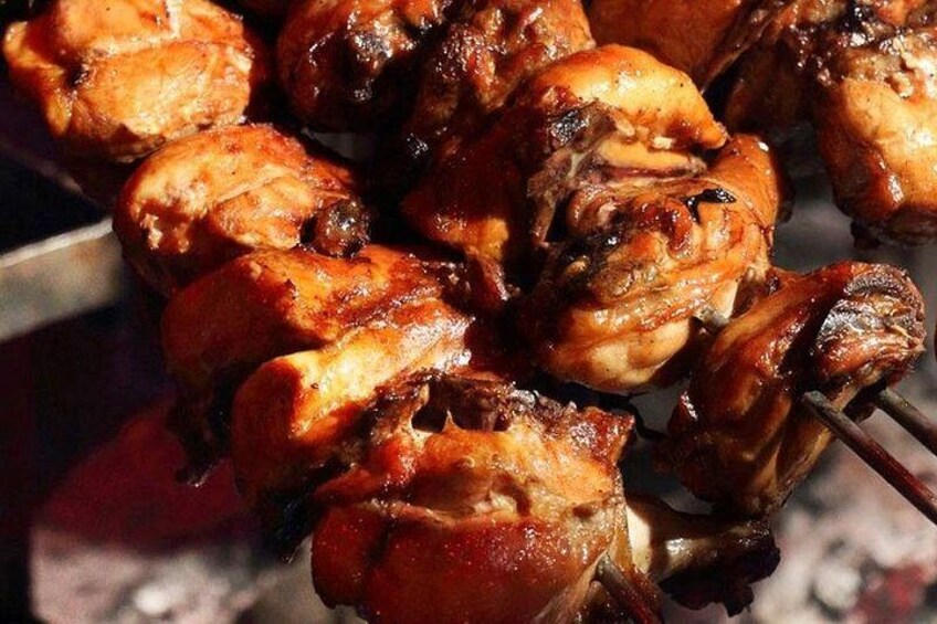 Grillade kycklingspett med en lätt bränd yta. 3