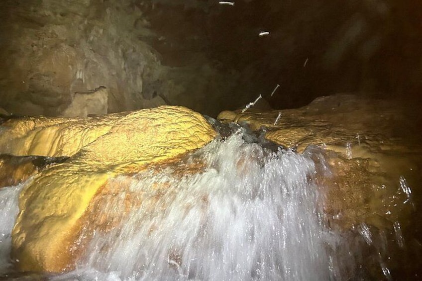 Una cueva con una cascada. 5