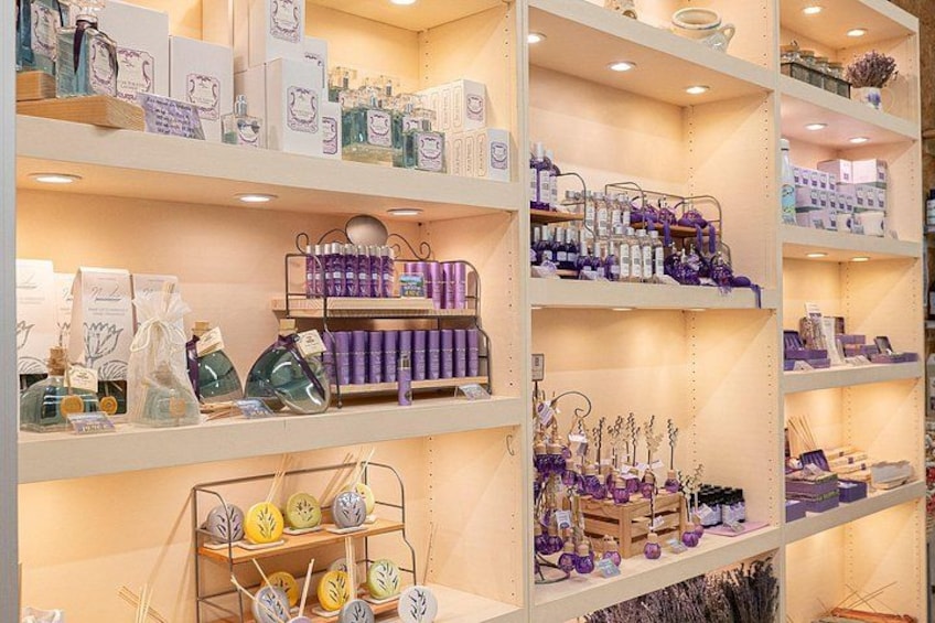 Estanterías llenas de varios productos, incluyendo botellas y cajas, en una tienda. 2