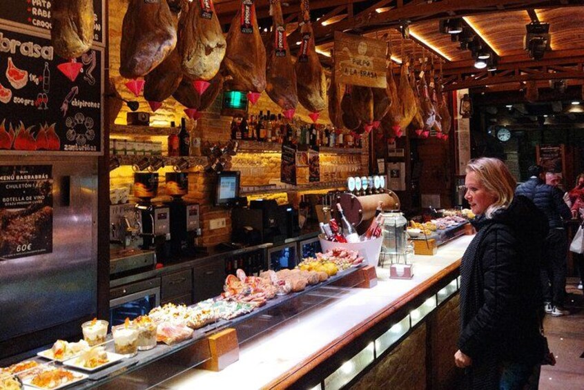 Ein Buffet mit verschiedenen Speisen und aufgehängten Hühnern. 1