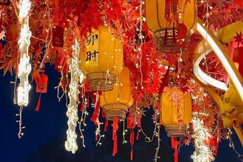 Illuminated lanterns and red foliage. 5