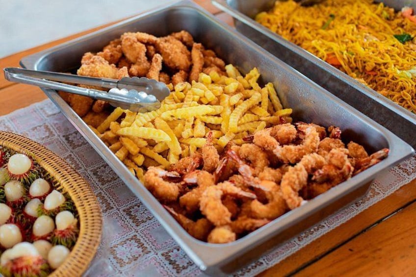 En buffet med friturestegte rejer, pommes frites og nudler. 2
