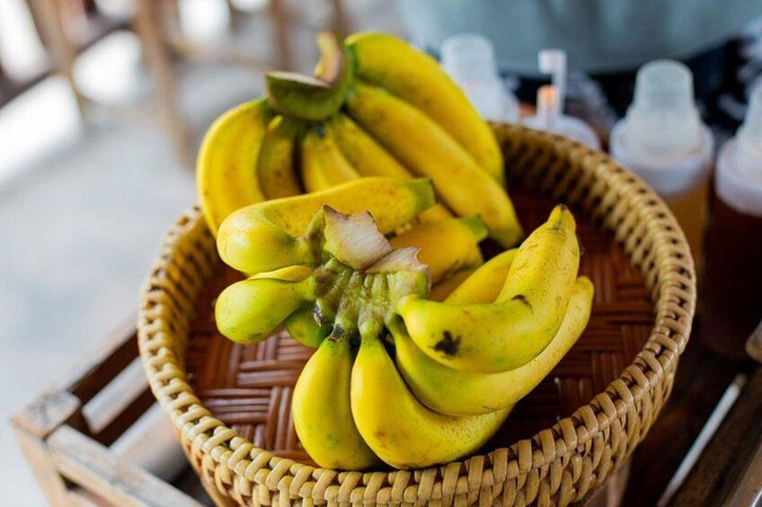 En fletkurv fyldt med gule bananer. 3