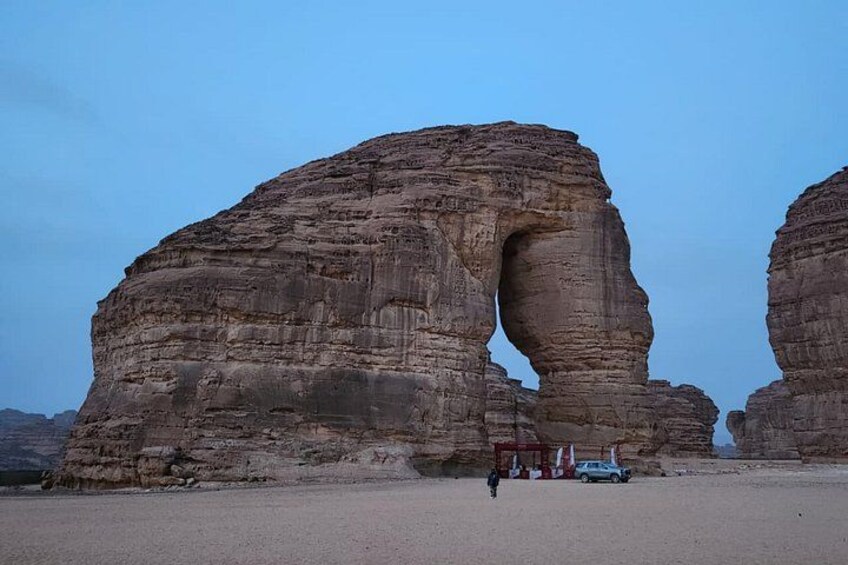 Une grande formation rocheuse surmontée d’une arche naturelle. 2