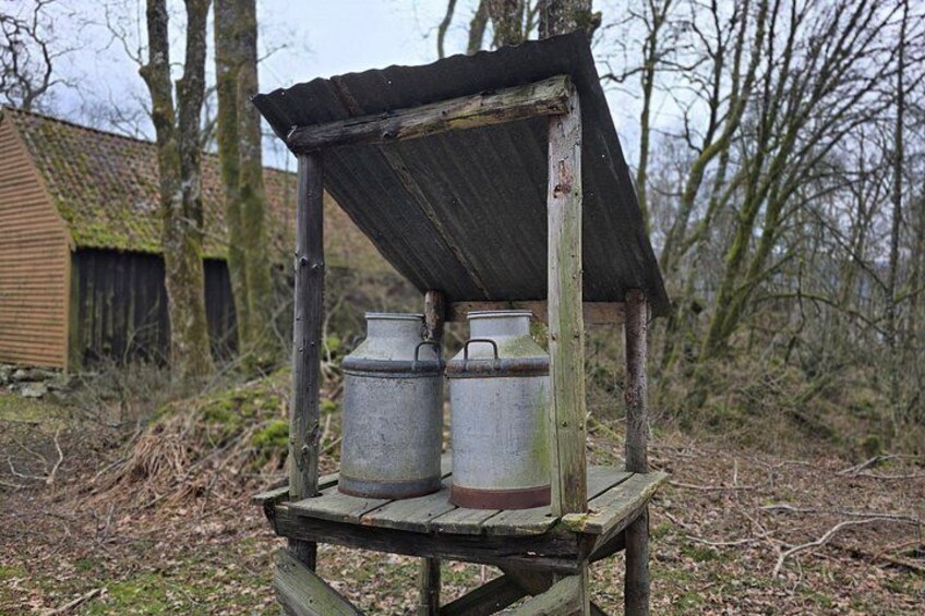 Een houten constructie met metalen bakken. 3