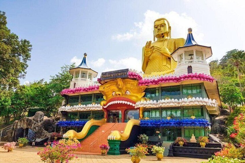 Et farverigt tempel med en stor gylden statue, en pagode og en drage-lignende bygning. 3