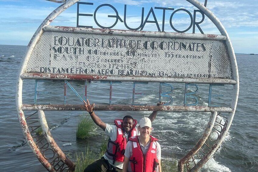 Una estructura metálica con el texto 'EQUATOR' y 'LÍNEA DEL ECUADOR AL SUR DEL CÍEL' 3
