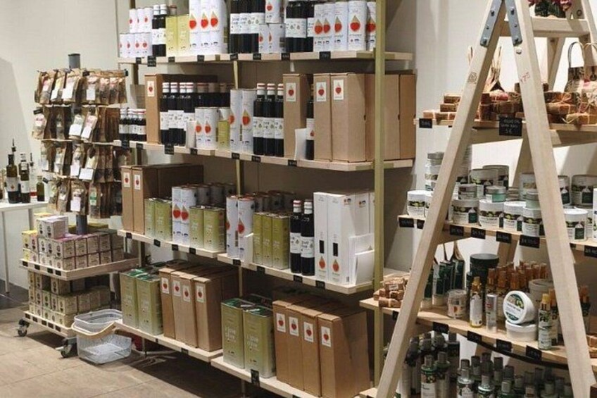 Estantes repletos de diversos productos envasados, incluyendo cajas y botellas, en un entorno comercial. 5