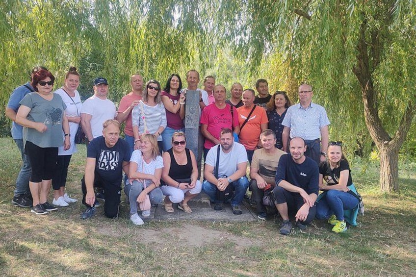 Un grupo de personas posando al aire libre con árboles de fondo. 3