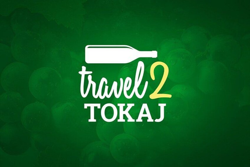 Un fondo verde con el texto 'travel 2 TOKAJ' y un icono de botella blanca. 4