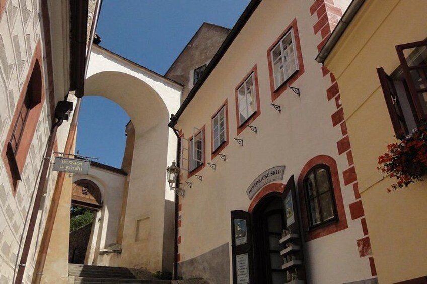 A narrow alleyway with a building featuring a sign that reads 'Restaurant Slo'. 2