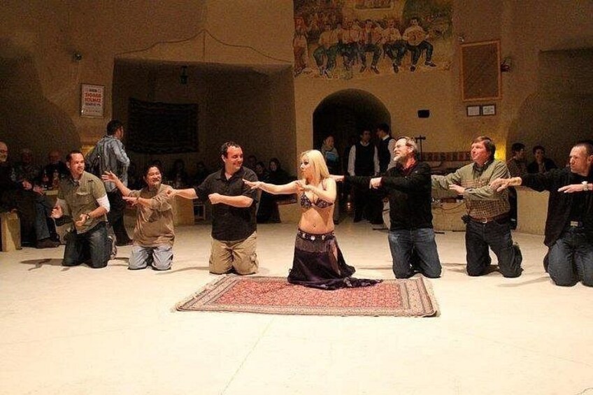 Un gruppo si esibisce in una danza in un teatro di fronte a un pubblico. 2